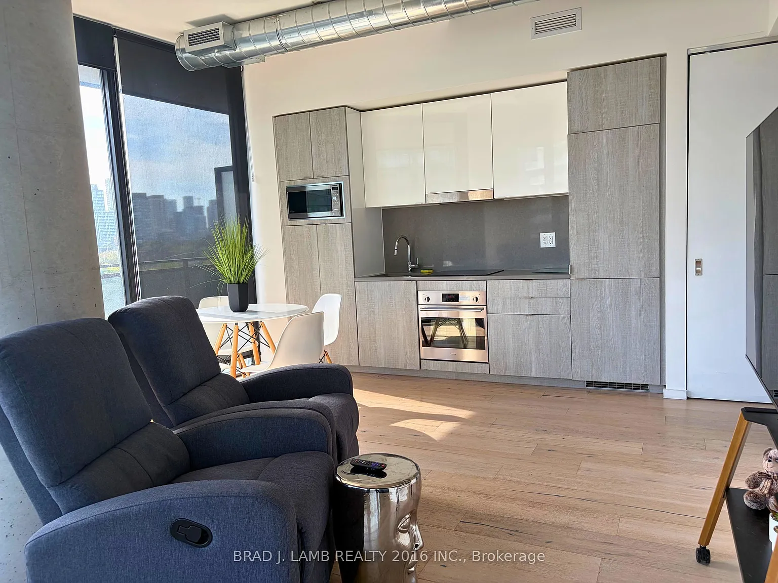 21 Lawren Harris Sq — Photo 2