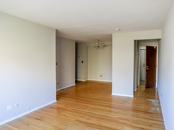 5th image of 567 W Stratford Pl #402