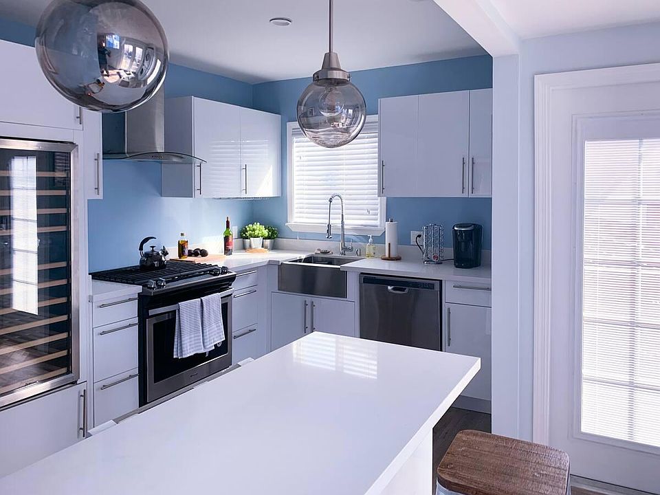 Full Kitchen, Wine Cooler, Breakfast Bar