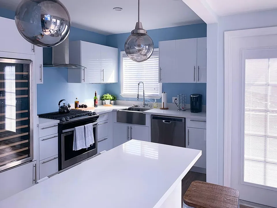 Full Kitchen, Wine Cooler, Breakfast Bar
