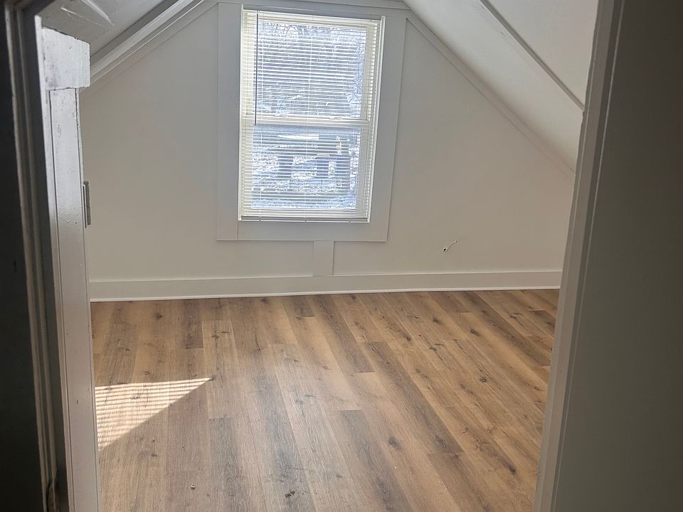 1st image of 910 Tamarack Ave NW