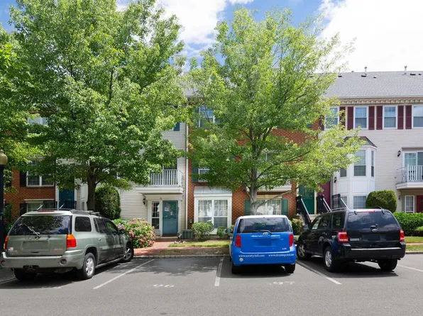 4 Crabapple Ct, Jersey City, NJ 07305