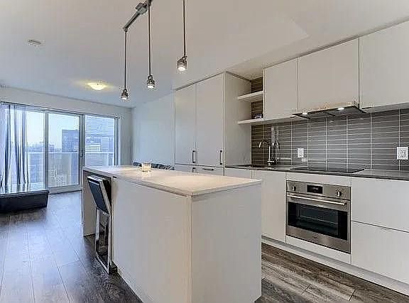 4th image of 100 Harbour St #4403