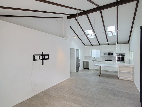 4th image of 2461 Oak St #1-A