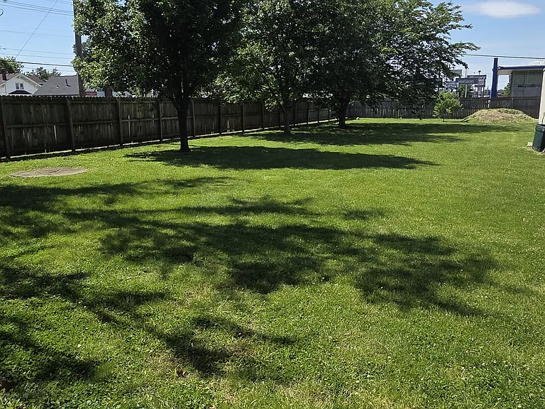 2201 Bashford Manor Ln — Photo 6