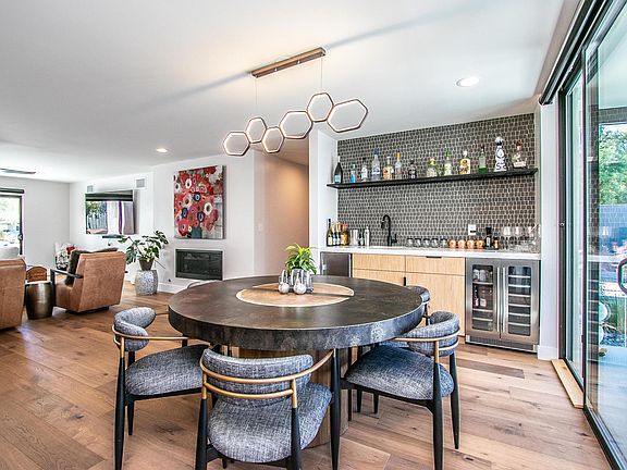 Dining area with wet bar