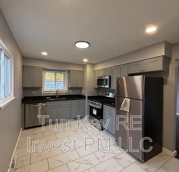 7732 S Lotus Ave — Photo 2