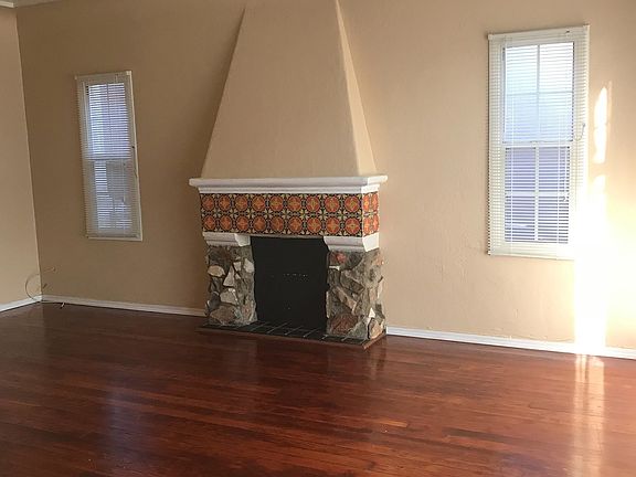 3rd image of 926 E 4th St APT 1