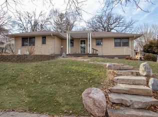 3946 Oakshire Rd, Des Moines, IA 50310