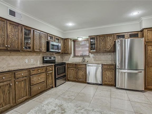 4th image of 634 Greenleaf Dr