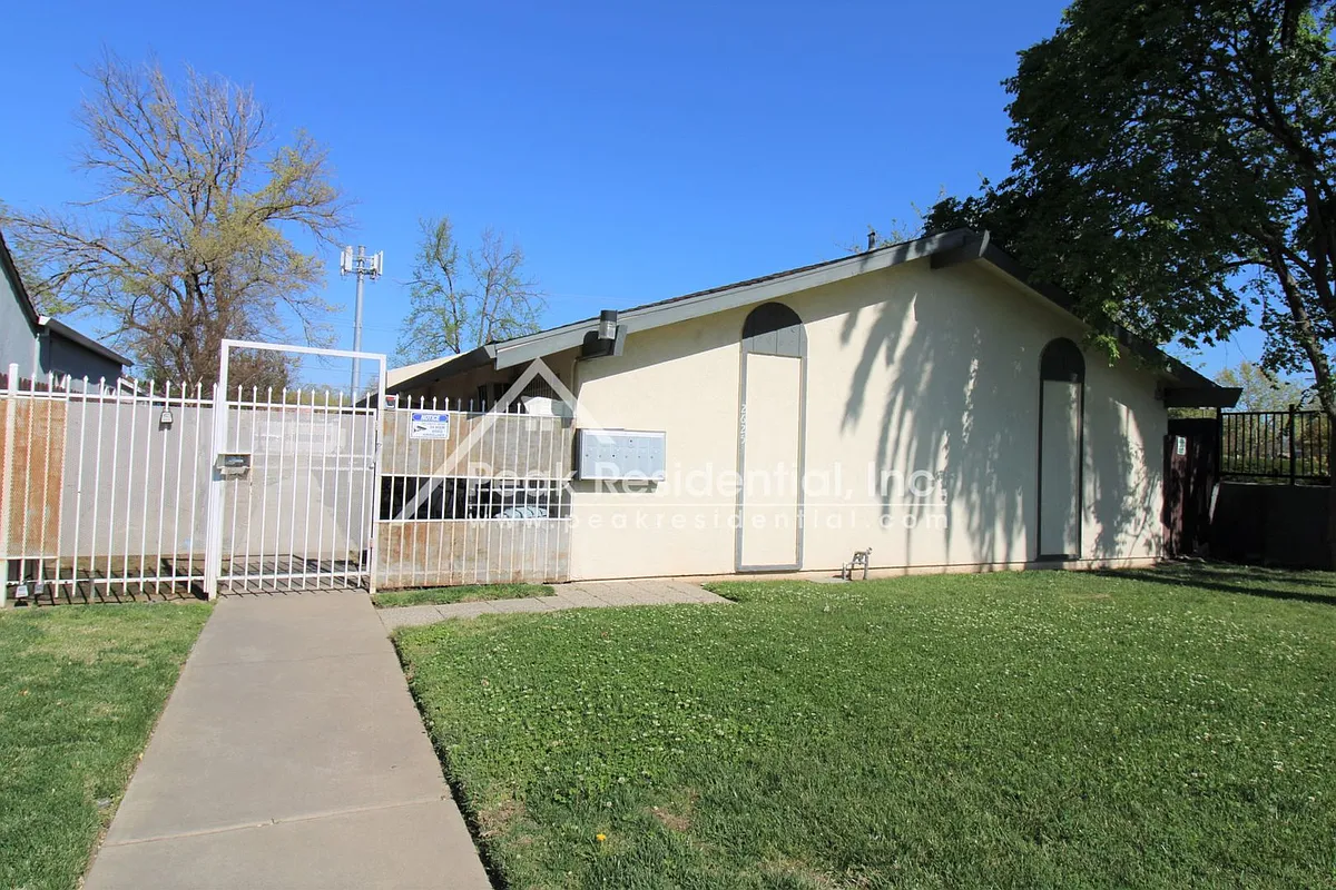 Building Photo - DelPaso2625