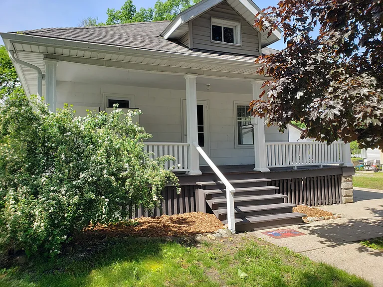 501 W Buttles St — Photo 2