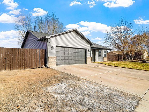 3rd image of 2864 Yarrow Dr