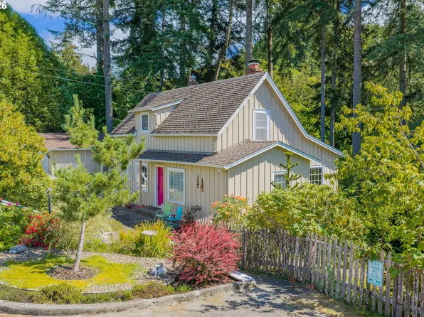905 E 1st St, Coquille, OR 97423