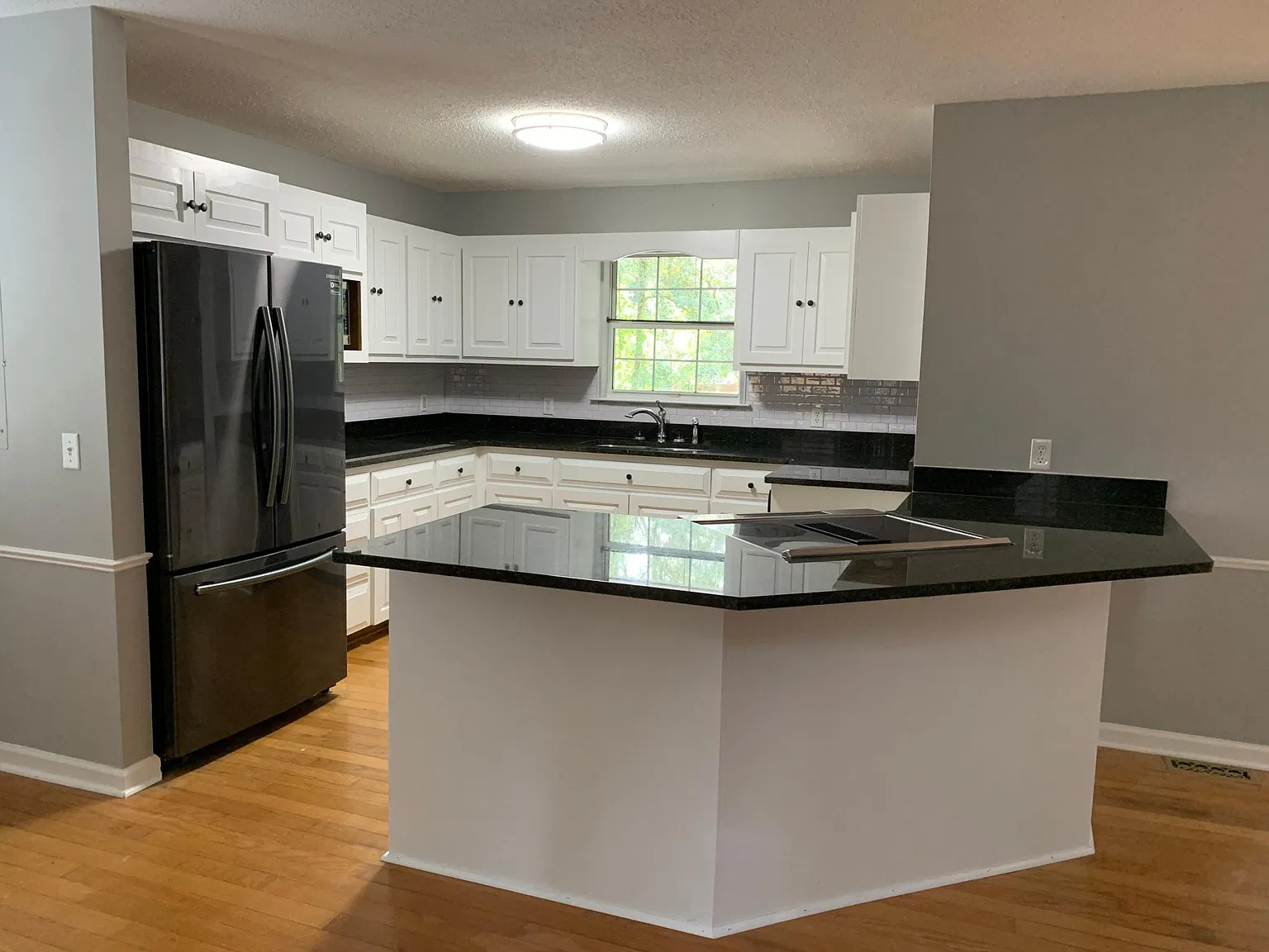 136 Redfern Dr — Photo 4
