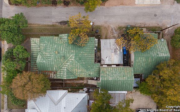 3rd image of 429 E Carson St