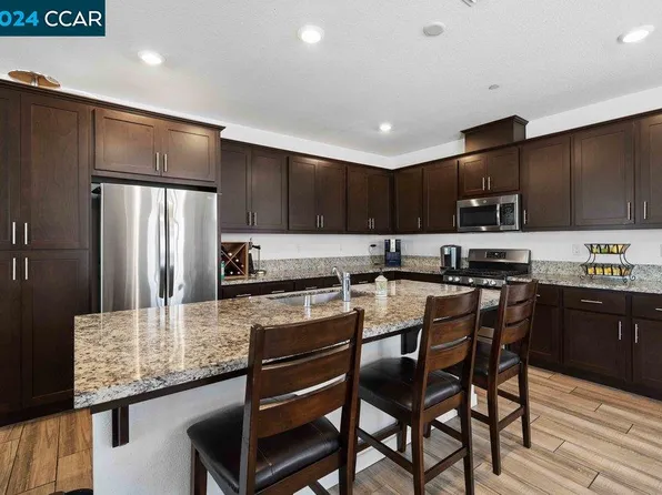 676 Granite Ln, Fairfield, CA 94534