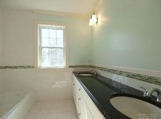 4 Stratford Pl, Huntington, NY 11743