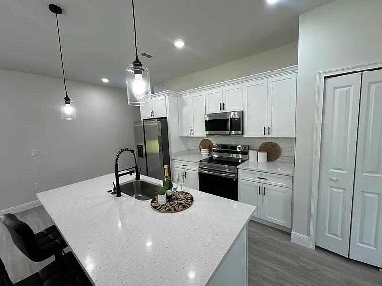 1557 W Elder Ln — Photo 11