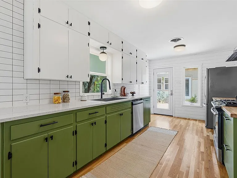 900 Stark St — Photo 8