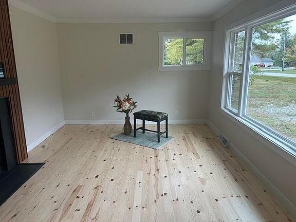 3rd image of 2562 Pinewood Cir