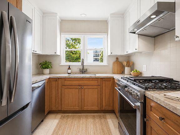 2nd image of 302-312 San Vicente Blvd #302