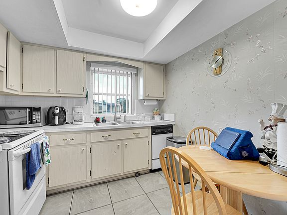 5th image of 2769 Ashley Dr W APT F