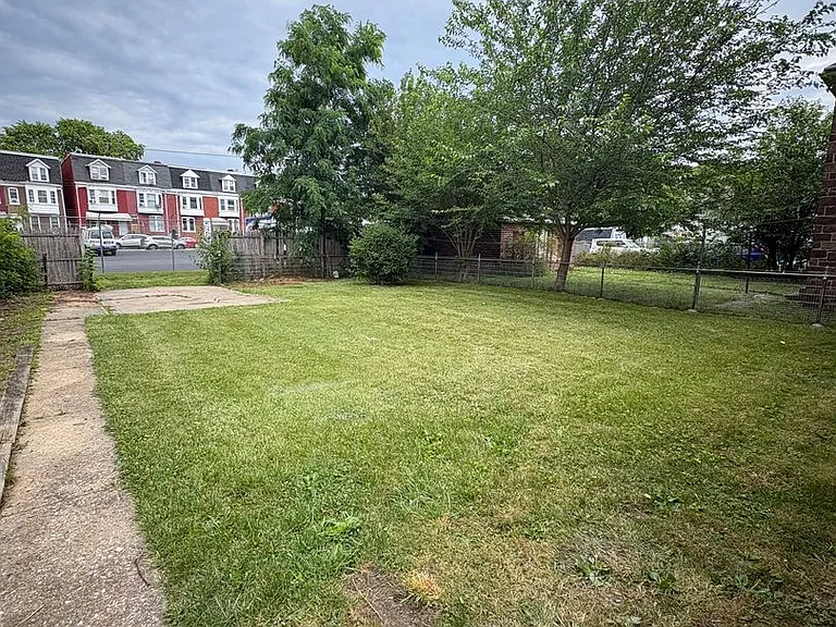 975 Edison St — Photo 3