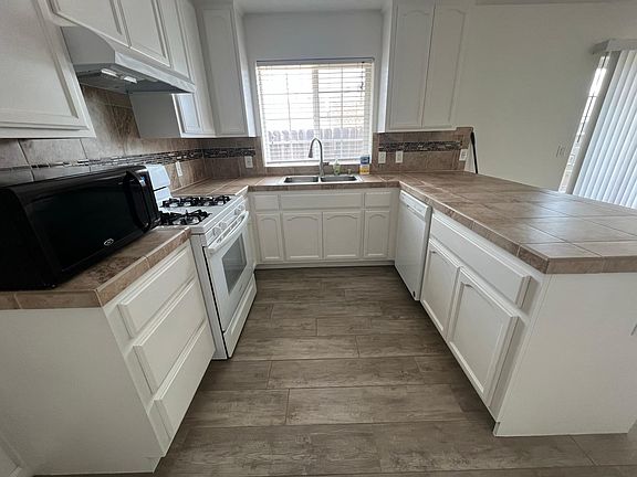 3rd image of 531 W Daisy Ave