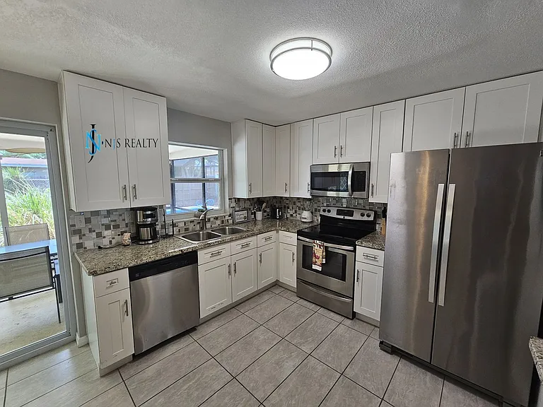 2173 Gladys St — Photo 5
