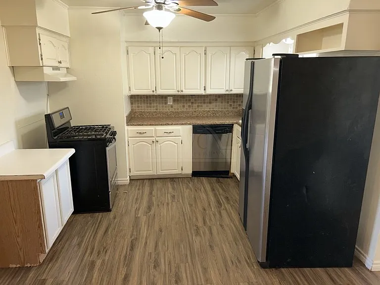 304 Oak St — Photo 9