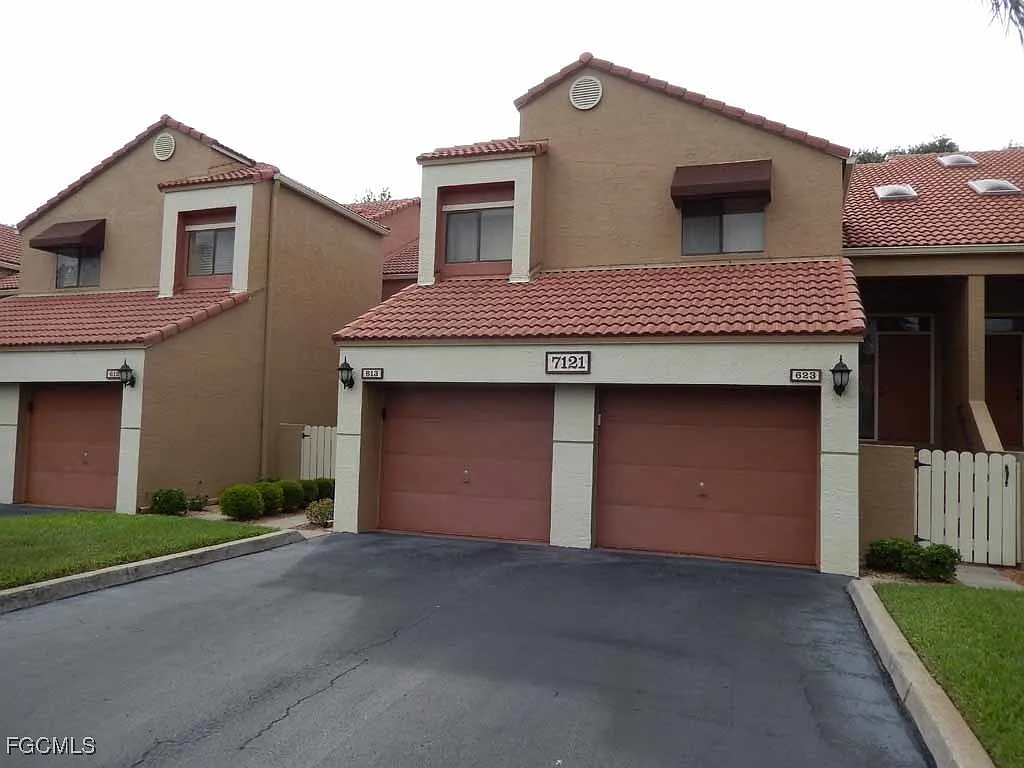 2 bed, 2.0 bath, 1048 sqft, $4,500 — Photo 2