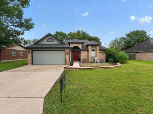 102 Hummingbird Ln, Lockhart, TX 78644