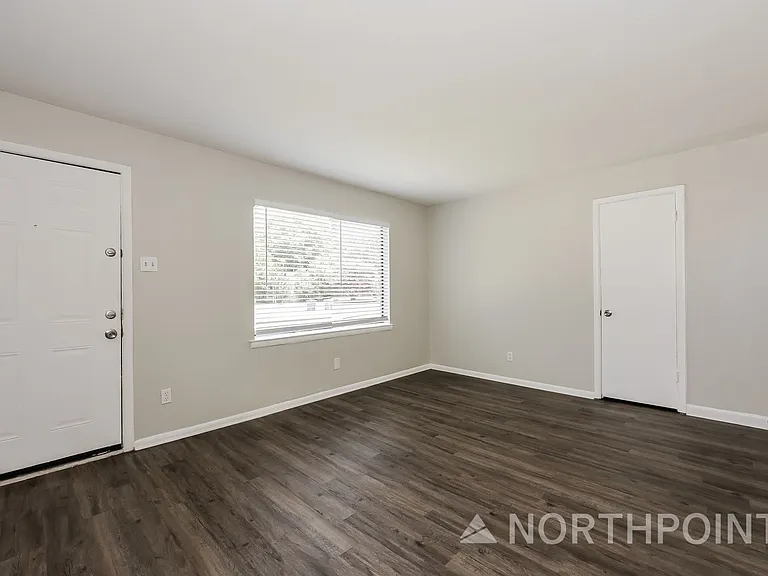 720 Emberwood Dr — Photo 4