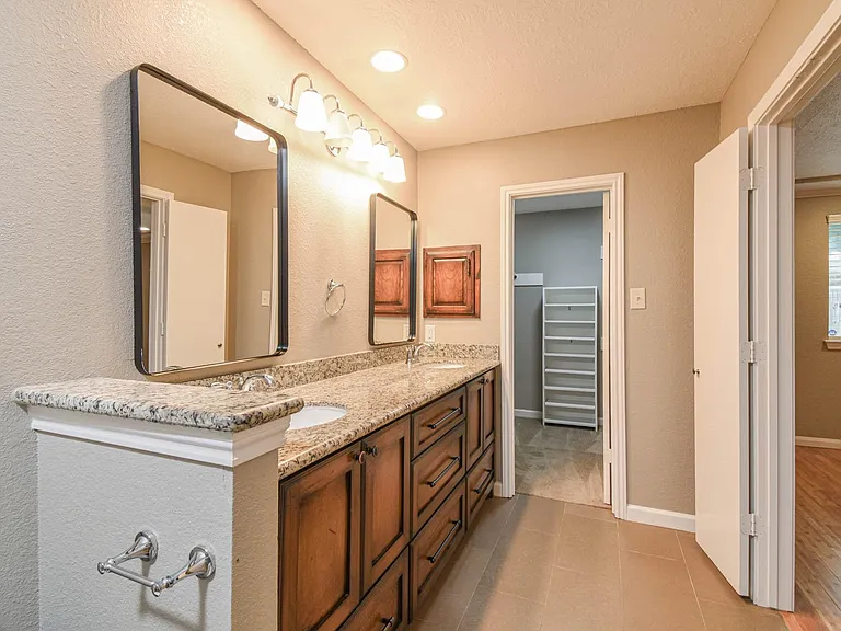 8806 Lakeside Forest Dr — Photo 12