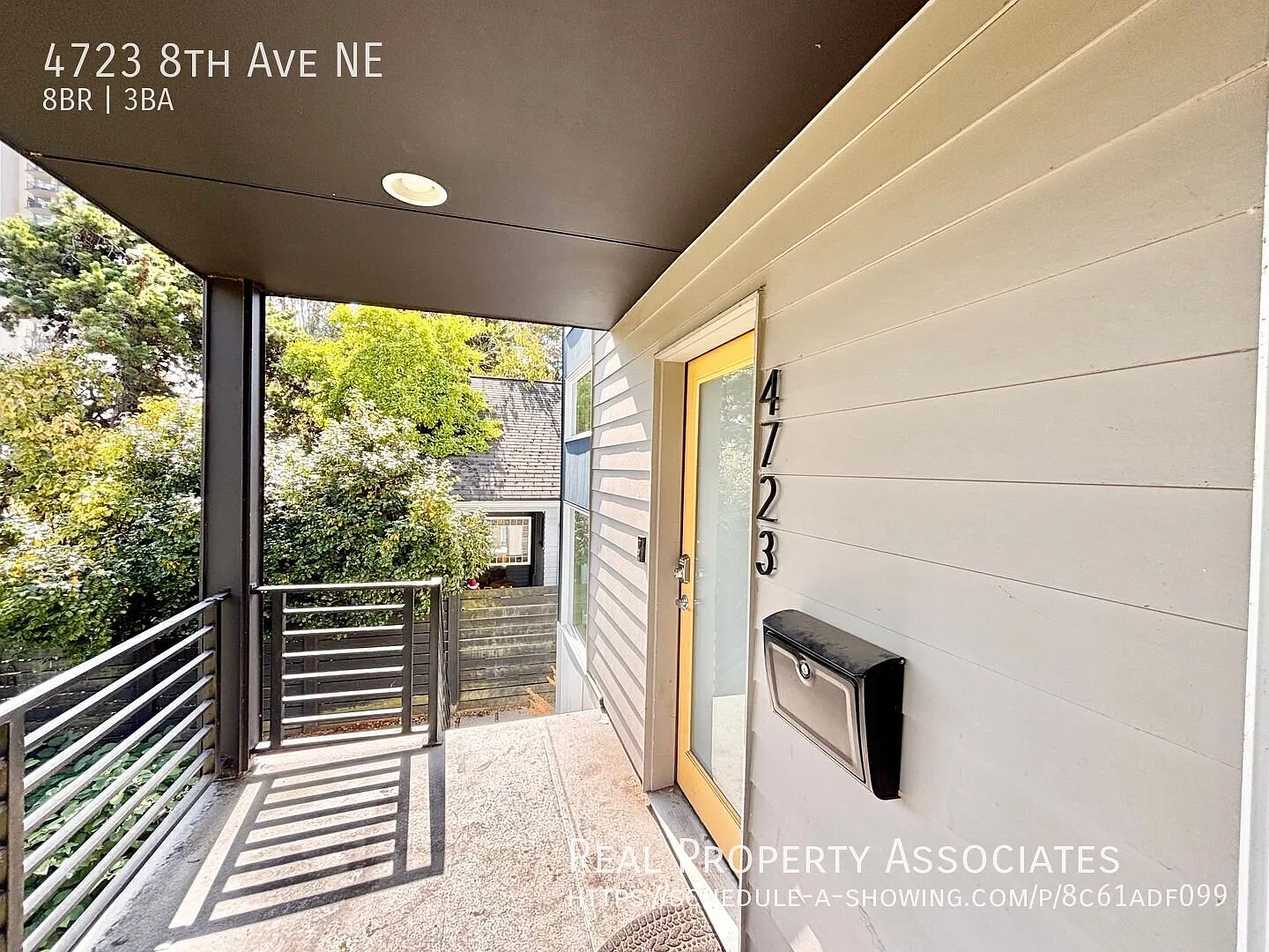 Spacious Modern 8-Bedroom House in University District! — Photo 3