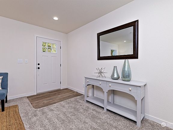 4th image of 560 E Lakeshore Drive E