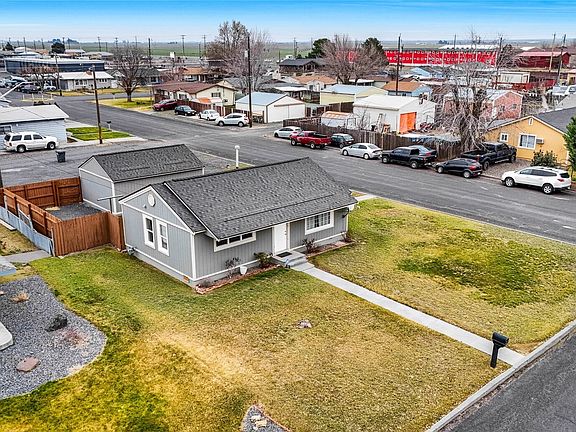 3rd image of 1255 E Larch Street