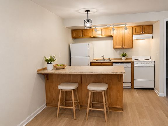 3rd image of 10550 Midvale Ave N #4