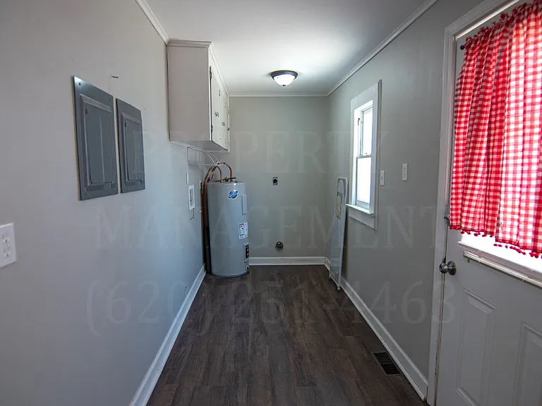 319 S 10th St — Photo 12