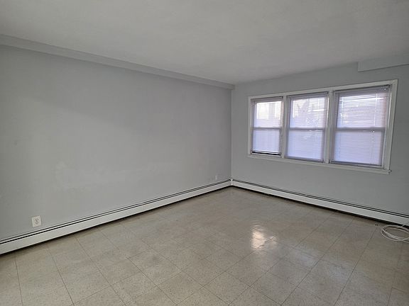 4th image of 824 E Broadway #302