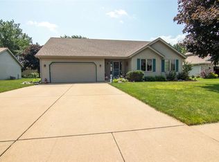 947 Comfortcove Dr, Machesney Park, IL 61115
