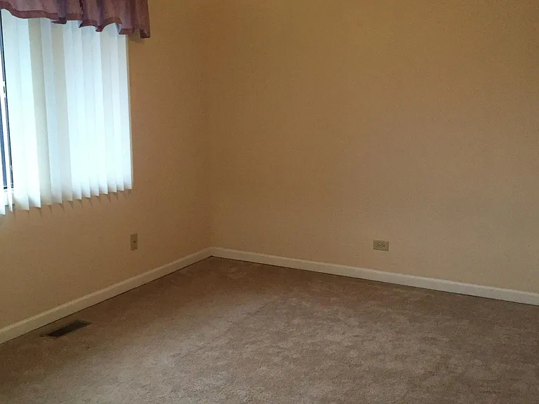 2S705 Winchester Cir E #2 — Photo 9