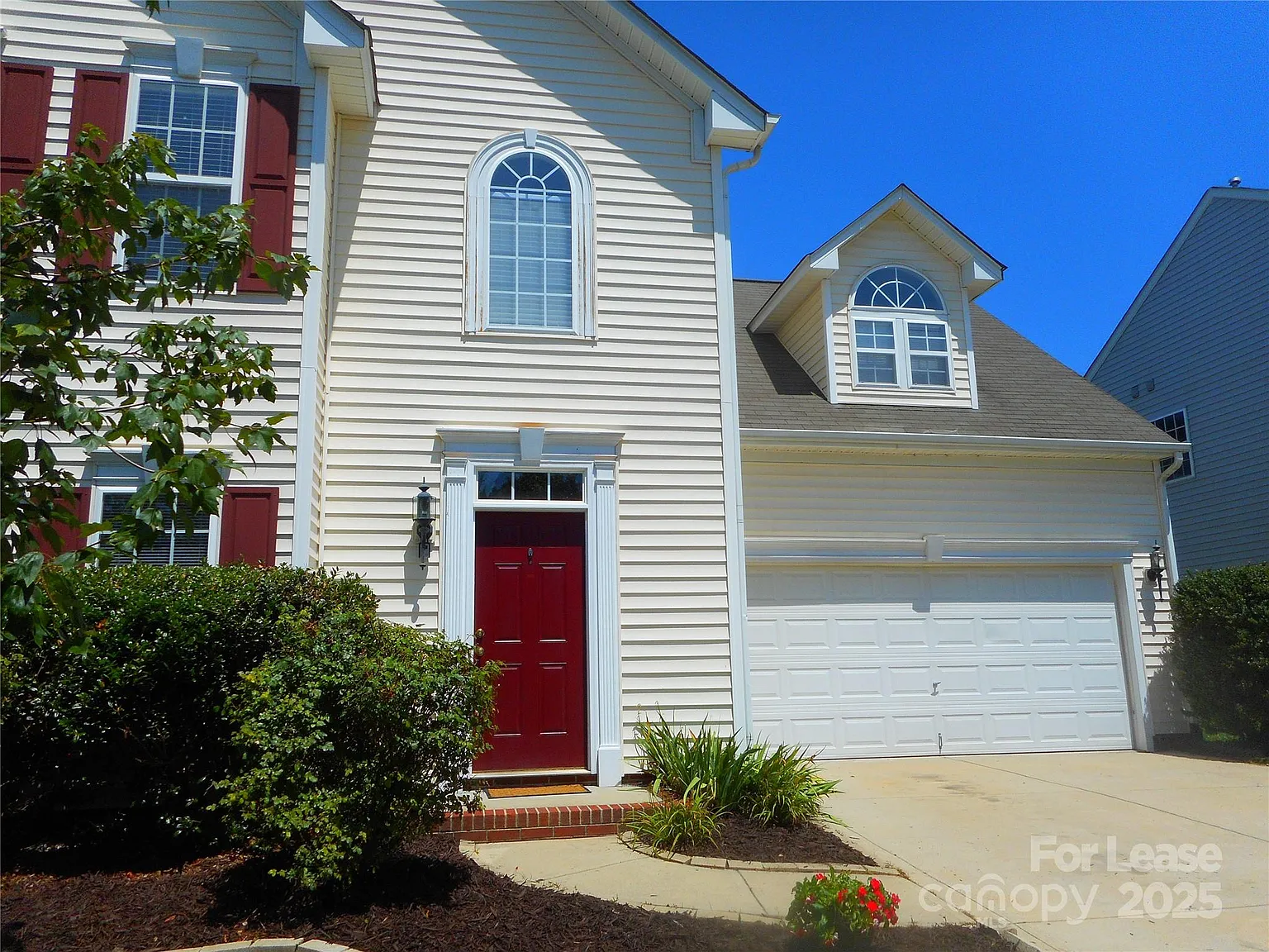 3 bed, 2.5 bath, 2372 sqft, $2,175 — Photo 3