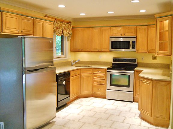 Gorgeous Starmark Maple Cabinets