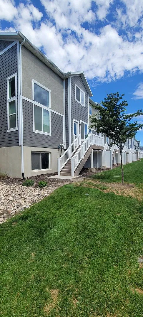 Beautiful townhome built in 2017 — Photo 2