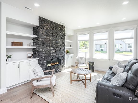 3rd image of 808 Whispering Creek Ct