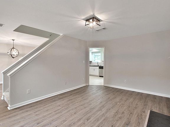 4th image of 201 Preston Cir