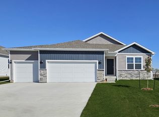 2876 Grassland Ct, Hiawatha, IA 52233