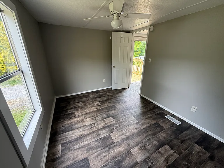 115 Linden Ln — Photo 5